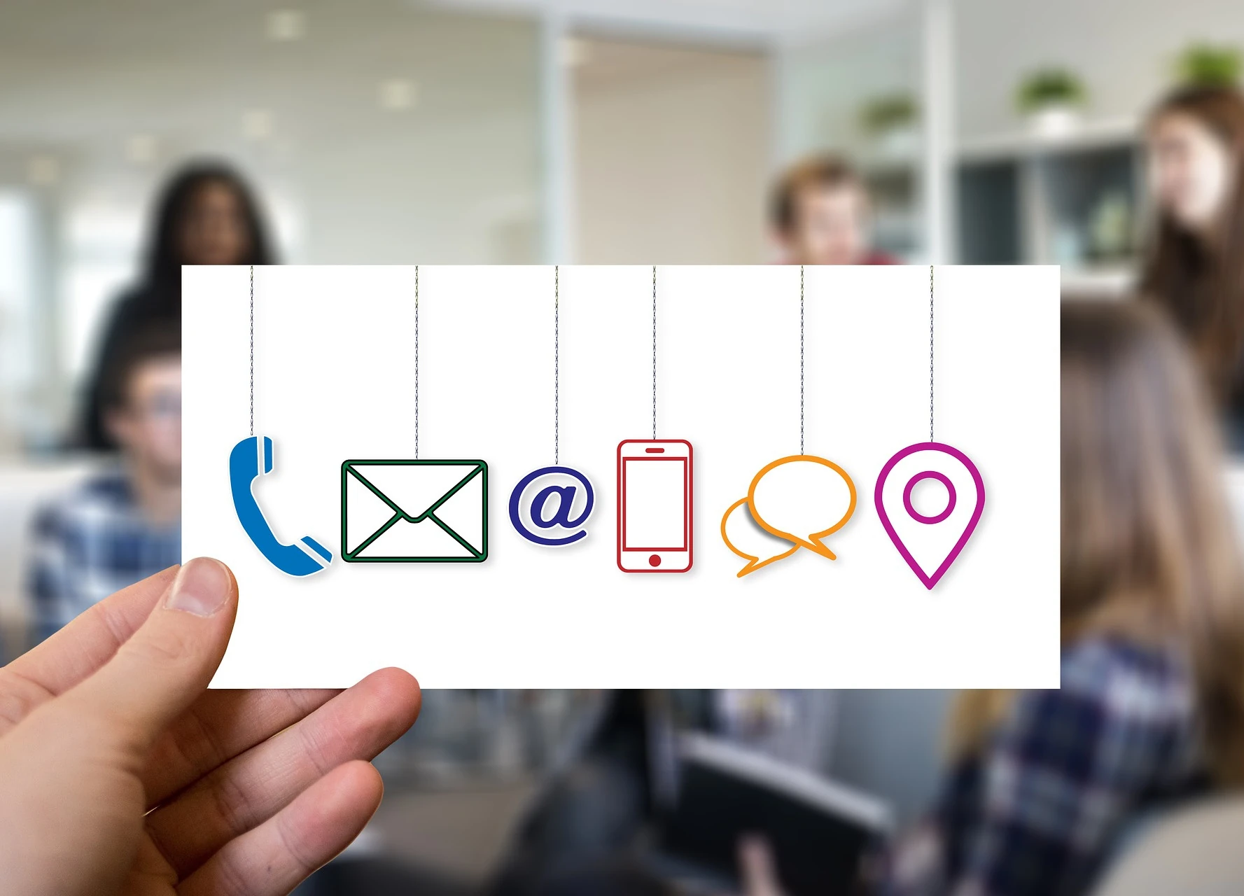 Primer plano de cartel con diferentes métodos de contacto