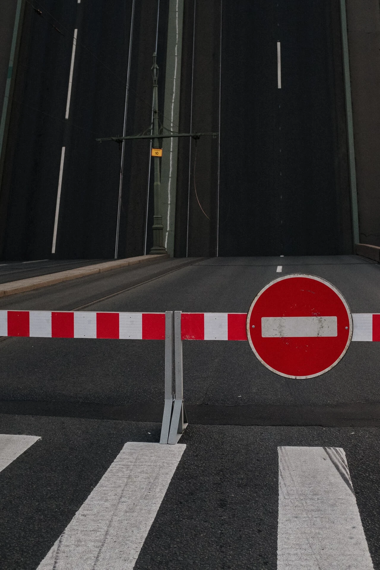 Señal de prohibido el paso en una carretera