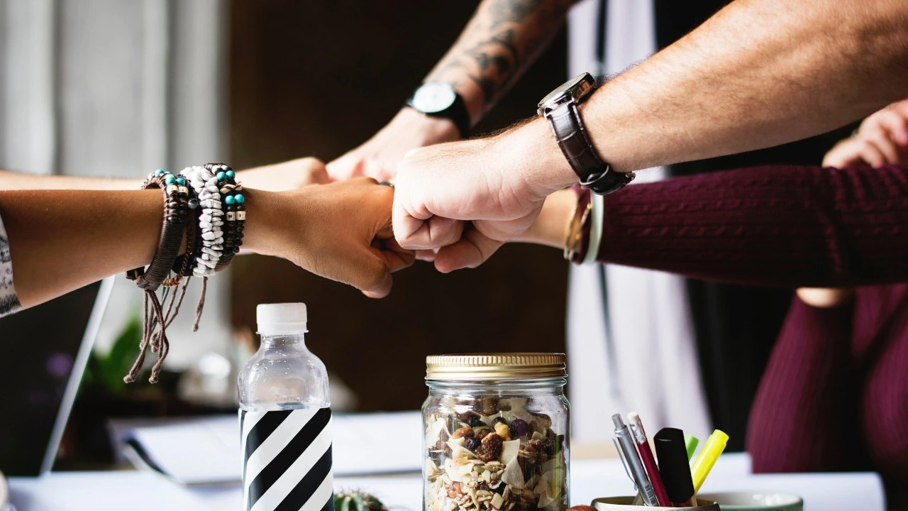 Imagen de trabajo en equipo por Rawpixel - www.freepik.es