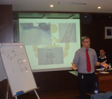 José Luis Ayestarán Vélaz, Gerente de INPENOR, impartiendo un curso.