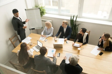 Reunión de equipo en una sala de juntas